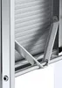 Close-up view of the hinge and support mechanism of a silver aluminum step stool. Anteprima dell’immagine prodotto