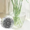 Klare Plastik-Blumenarrangierabdeckung mit mehreren Löchern, neben einer Glasvase mit grünen Blumenstielen Anteprima dell’immagine prodotto
