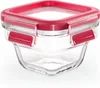 A square glass food storage container with a red and white lid and locking clips, shown on a white background. Anteprima dell’immagine prodotto