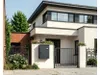 SoBuy Paketbox OGS65-DG montiert an Eingangswand eines modernen Hauses mit Gartenzaun Vista previa de la imagen del producto
