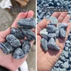 Blaugrau gemaserte Kieselsteine auf Händen im Vergleich von nass und trocken Produktbild-Vorschau