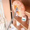 Oranger und weißer Mikrofaser-Staubwedel mit ausziehbarem silbernem Stiel, der in ein Holzregal reicht Produktbild-Vorschau