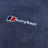 Detailaufnahme des Berghaus-Logos auf der Prism Polartec InterActive Fleecejacke. Produktbild-Vorschau