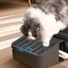 A cat is standing on a litter box with a ramp. Produktbild-Vorschau