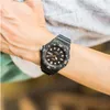 A person wearing a watch on their wrist. Voir les images du produit