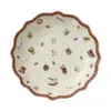 A round, scalloped-edge bowl with a white background, decorated with small Christmas-themed illustrations. Anteprima dell’immagine prodotto