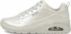 Side view of a beige Skechers sneaker. Voir les images du produit