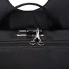 A close-up view of a black rucksack's zipper and lock mechanism. Voir les images du produit