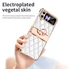 A hand holding a white quilted phone case with rose gold accents and a ring holder. Produktbild-Vorschau