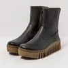 A pair of black leather boots with a thick brown sole, presented on a white background. Produktbild-Vorschau