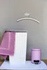 A laundry basket and trash can are placed on a white mat in front of a gray wall. Anteprima dell’immagine prodotto