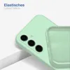 A close-up view of a light green phone case, showing the camera cutout and the interior lining. Text overlays provide product information. Produktbild-Vorschau