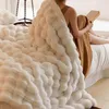 Weiße Kunstfell-Decke mit strukturiertem Ripple-Muster über einem Bett drapiert, im Hintergrund eine Person, die ein Buch liest Náhľad obrázku produktu