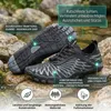 Paar dunkelgraue Wasserschuhe mit strukturierten Sohlen und verstellbaren Schnürsenkeln, auf nassen Felsen neben einem Bach gezeigt Produktbild-Vorschau