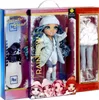 A Rainbow High Winter Break doll in its packaging, with accessories and other dolls shown on the box. Náhled obrázku produktu
