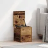 A wooden storage box with its lid open, placed next to a sofa in a room. Anteprima dell’immagine prodotto