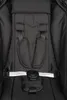 A close-up view of the safety harness and buckle of a black stroller seat. Voir les images du produit
