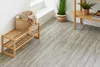 PVC-Bodenbelag in Eicheoptik Grau in einem Flur mit modernem, naturverbundenem Stil Produktbild-Vorschau