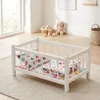 Ein weißes Puppenbett aus Holz mit Bettwäsche mit einem Produktbild-Vorschau 5