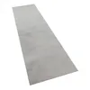 A long, rectangular rug with a textured, light gray surface is shown from a slightly elevated angle against a white background. Voir les images du produit