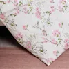 A close-up view of a floral patterned duvet cover resting on a pink rug. Produktbild-Vorschau