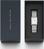 A Daniel Wellington watch is displayed in its dark blue packaging next to the open box containing the watch. Voir les images du produit