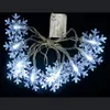 A string of snowflake-shaped LED lights on a black background. Voir les images du produit