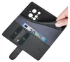 A hand is holding a black leather phone case open, revealing credit cards and a banknote inside. Produktbild-Vorschau