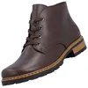 Auf dem Bild ist ein brauner Stiefel zu sehen der aus Leder gefertigt ist. Der Stiefel wird von der linken Seite gezeigt und hat eine Schnürung sowie eine solide Sohle. Produktbild-Vorschau