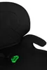 A close-up of a black car seat with quilted fabric and a green buckle. Voir les images du produit