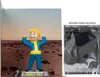 A Fallout Vault Boy action figure is displayed with a desert-like background, alongside a silver pouch labeled 'MYSTERY ITEMS INCLUDED'. Anteprima dell’immagine prodotto