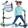 A young girl stands with a turquoise three-wheeled scooter, with an inset showing adjustable handlebars. Anteprima dell’immagine prodotto