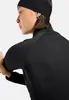Rückansicht einer Frau mit schwarzer Odlo Zeroweight Warm Hybrid-Laufjacke 2.0 und schwarzem Stirnband Produktbild-Vorschau