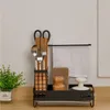 A kitchen sink organizer with various cleaning tools and utensils. Voir les images du produit
