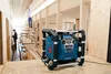 Construction site with workers and a Bosch radio. Produktbild-Vorschau