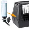 A pet carrier and a water bottle are shown with an arrow pointing to a specific attachment point on the carrier. Anteprima dell’immagine prodotto
