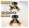 A split image showing a brass garden hose splitter with black handles and caps. The top shows only one side open with water flowing, and the bottom shows both sides open with water flowing. There are also four black rubber washer rings shown. Produktbild-Vorschau