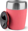 A pink travel mug with a lid next to it, set against a white background. The mug has embossed text related to coffee drinks. Anteprima dell’immagine prodotto