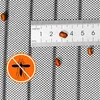 Schwarzes Insektenschutznetz mit einem Lineal, das eine Lochgröße von 0,5 mm zeigt, kleinen Bohnen auf dem Netz und einem durchgestrichenen Mückensymbol Náhľad obrázku produktu