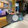 A smartphone case with a magnetic charging ring is shown in a cafe-like setting. Anteprima dell’immagine prodotto