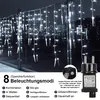 Icicle string lights hanging on a railing at night with a city skyline in the background. A close-up of the power adapter and a diagram of the control button are also shown. Anteprima dell’immagine prodotto
