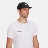 Mammut Aenergy Light Cap in Schwarz; getragen von einem Mann in einem weißen T-Shirt mit dem Logo "MAMMUT". Produktbild-Vorschau