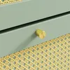 Detail der goldenen Knopfgriffe und gelben Rattan-Muster des SoBuy Schuhschranks FSR222-GR Náhľad obrázku produktu