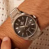 A close-up shot of a man's wrist wearing a silver Casio Edifice watch. Voir les images du produit