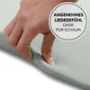 A hand pressing into a soft, light green surface, demonstrating its cushioning. Anteprima dell’immagine prodotto