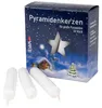 Auf dem Bild ist eine Packung mit weißen Pyramidenkerzen zu sehen die für kleine Pyramiden geeignet sind und 18 Stück enthält während im Hintergrund eine winterliche Hütte vor einem nächtlichen Himmel abgebildet sind Produktbild-Vorschau