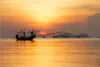 Wallario Poster - Thailändisches Fischerboot vor Produktbild-Vorschau 1