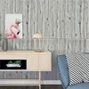 Graue Holzmaserungs-Abziehbild-Tapete an einer Wand in einem Wohnzimmer Náhled obrázku produktu