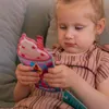 Kind spielt konzentriert mit dem Bizyboo Milchshake Sensorikspielzeug und sucht durch Verschieben der Perlen nach versteckten Objekten. Produktbild-Vorschau