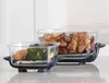 Two glass food containers with food inside, placed on a kitchen counter. Anteprima dell’immagine prodotto